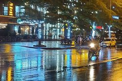 Dịp thi tốt nghiệp THPT, Hà Nội xảy ra mưa to kèm lốc, sét