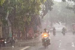 Hà Nội: Mưa dông trắng trời, dân lao động lao đao tìm chỗ trú