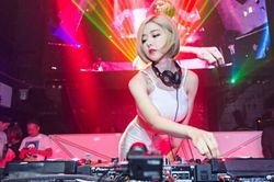 Bí bách vì dịch, dân Seoul tìm các khu vực nới lỏng để tiệc tùng