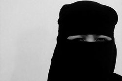 Hoàng tử Saudi Arabia bị tố giam giữ nô lệ giữa Paris