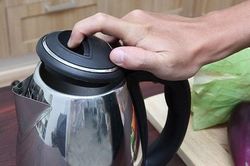 Nấu nước tắm bằng ấm siêu tốc, người phụ nữ bị điện giật tử vong