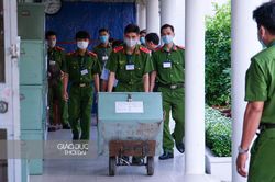 Cận cảnh áp tải đề thi bằng xe đặc chủng của Cảnh sát cơ động tại Cần Thơ
