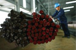 Giá thép hạ nhiệt, cổ phiếu thép vẫn 'nóng'