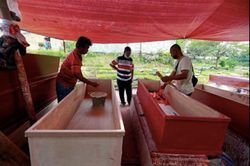Thợ đóng quan tài Indonesia làm không ngơi tay vì Covid-19