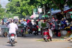 Người dân chen chúc mua bán hàng trước cổng chợ đầu mối Vinh