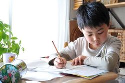 Bài toán '11 - 4 = 7' bị gạch sai khiến phụ huynh hoang mang, đến lúc nghe giải thích mới ngỡ ngàng