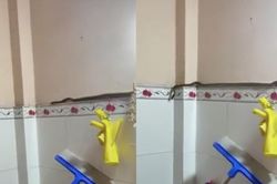Đoạn clip 'bé Na' xuất hiện trong phòng tắm khiến ai nhìn qua cũng muốn khóc thét