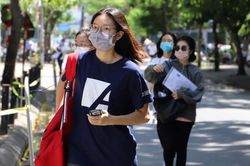Học sinh Hà Nội đội nắng, đeo khẩu trang, thực hiện giãn cách đi làm thủ tục dự thi
