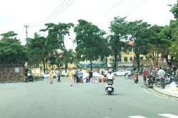 Nguy cơ từ đi bộ dưới lòng đường