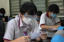 Môn thi đầu tiên kỳ thi Tốt nghiệp THPT 2021: Cổng trường không bóng người!