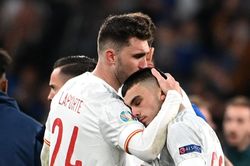 Dàn sao Tây Ban Nha sụp đổ khi thua Italy trên chấm 11 m