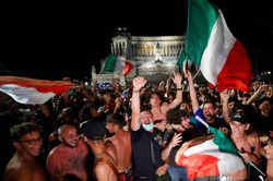Cảm xúc trái ngược của CĐV Italy và Tây Ban Nha