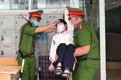 Thí sinh khuyết tật được bế vào phòng thi tốt nghiệp THPT