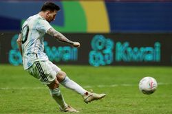 Messi thi đấu với một bên chân chảy máu