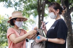 Mẹ có con thi tốt nghiệp THPT: 'Tôi dậy từ 3h, thấp thỏm không yên'