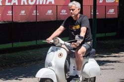 Jose Mourinho lái Vespa dạo quanh sân tập của AS Roma