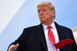 Ông Trump khởi kiện Facebook, Twitter
