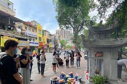 Khi sĩ tử dâng hương bia 'Hạ Mã'