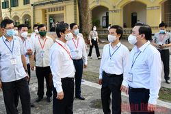 Bộ trưởng Giáo dục và Đào tạo Nguyễn Kim Sơn kiểm tra công tác tổ chức thi tại Hà Nội