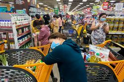 TP. Hồ Chí Minh: Đổ xô đến mua thực phẩm, ngồi la liệt trong siêu thị chờ thanh toán