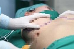 Hai cha con chở thi thể cô gái từ TP. HCM đến trại hòm ở Trà Vinh nhờ mai táng