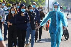 Quá tải xét nghiệm để có 'giấy thông hành'