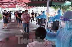 Phát hiện hàng chục ca nghi mắc COVID-19 trong đoàn người xét nghiệm cấp 'giấy thông hành'