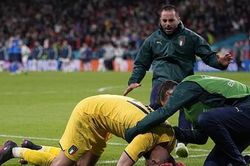 Vì sao thủ môn Donnarumma của Ý gục xuống sân khóc nức nở sau khi đội nhà chiến thắng?