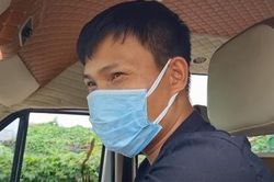Tài xế đưa sĩ tử vùng cách ly đi thi: 'Các em mang đồ bảo hộ từ nhà tới trường thương lắm'