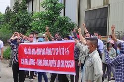 Công nhân ô tô ở Hà Nội căng băng rôn đòi nợ lương
