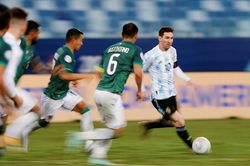 Messi 'gánh' Argentina, mừng hay lo?