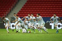 Hạ Colombia, Argentina đối đầu Brazil ở chung kết Copa Ameria