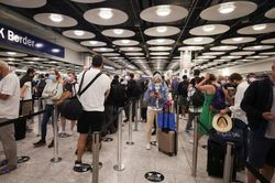Anh: Sân bay Heathrow mở 'làn đường nhanh' cho khách đã tiêm phòng