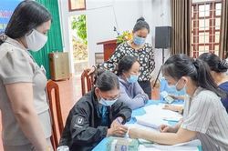 Bàn giao 500 triệu đồng vốn vay cho phụ nữ khó khăn