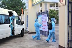 Thí sinh mặc quần áo bảo hộ đến điểm thi