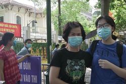 Hình ảnh thí sinh 'thở phào' nhẹ nhõm sau khi kết thúc môn thi Ngữ văn kỳ thi tốt nghiệp