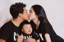 Hòa Minzy lần đầu khoe ảnh gia đình đầy đủ 3 thành viên, lập luôn fanpage cho bé Bo