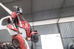 Chế tạo robot Transformer từ các bộ phận của xe taxi