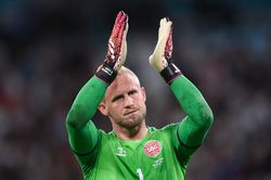 Schmeichel tỏa sáng trong ngày Đan Mạch kết thúc chuyện cổ tích