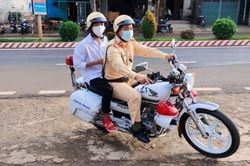 Chiến sĩ CSGT chở thí sinh đi mua Atlat kịp giờ thi