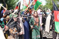 Phụ nữ Afghanistan cầm súng chống đối Taliban