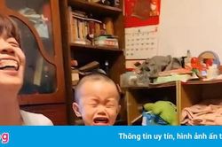 Bé trai òa khóc khi bị mẹ cắt chiếc bánh hình gấu yêu thích