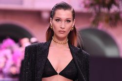 Bella Hadid đăng ảnh hôn bạn trai?
