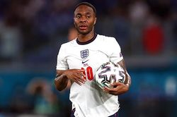 Tin EURO 8/7: Sterling khẳng định bị phạm lỗi. Truyền thông Ý mỉa mai tuyển Anh