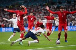 HLV Arsene Wenger: 'Trọng tài đã sai khi cho Anh hưởng phạt đền'