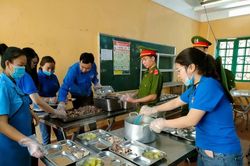 Hàng trăm suất cơm miễn phí hỗ trợ thí sinh vùng cao Mù Cang Chải