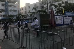 Hà Nội: Công tác phòng dịch chặt chẽ từ cổng trường, phụ huynh yên tâm nhìn con vào điểm thi