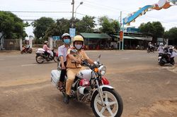 Xe đặc chủng chở thí sinh quên thẻ dự thi