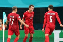 Damsgaard đá phạt đẳng cấp khiến sân Wembley chết lặng