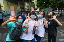 Kết thúc thi tốt nghiệp THPT: Thí sinh phấn khởi vì đề ngoại ngữ dễ